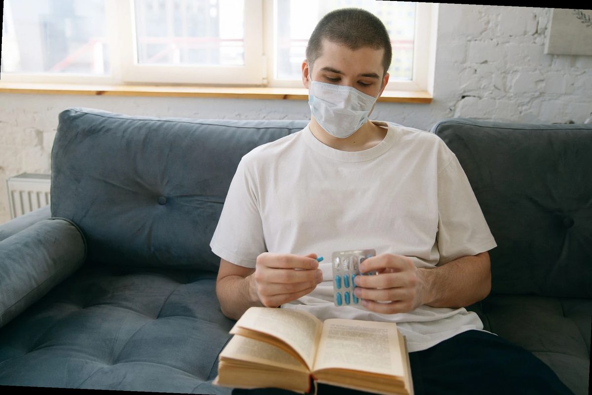 muž čtoucí informace o lécích doma